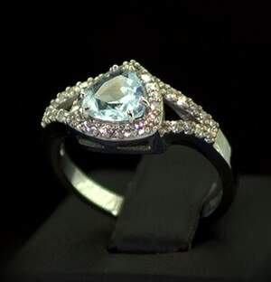 Серебряное кольцо 925 пробы 3,5 г с бразильским Топазом и фианитами 2,01 карат Серебряное кольцо 925 пробы 3,5 г с бразильским Топазом и фианитами 2,01 карат