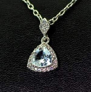 Серебряная подвеска 925 пробы 1,7 г с бразильским Топазом и фианитами 1,76 карат Серебряная подвеска 925 пробы 1,7 г с бразильским Топазом и фианитами 1,76 карат