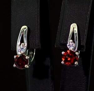Серебряные серьги 925 пробы 3,29 г с чеськими Гранатами и фианитами 1,31 карат Серебряные серьги 925 пробы 3,29 г с чеськими Гранатами и фианитами 1,31 карат