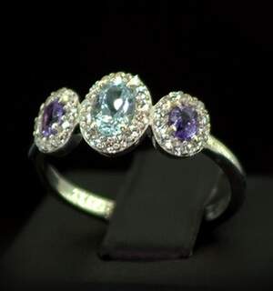 Серебряное кольцо 925 пробы 2,7 г с бразильским Топазом, Аметистами и фианитами 1,56 карат Серебряное кольцо 925 пробы 2,7 г с бразильским Топазом, Аметистами и фианитами 1,56 карат