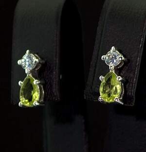 Серебряные серьги 925 пробы 2,53 г с египетскими Перидотами и фианитами 1,22 карат Серебряные серьги 925 пробы 2,53 г с египетскими Перидотами и фианитами 1,22 карат