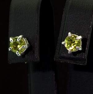 Серебряные серьги 925 пробы 1,76 г с египетскими Перидотами 1,56 карат Серебряные серьги 925 пробы 1,76 г с египетскими Перидотами 1,56 карат