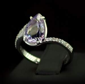 Серебряное кольцо 925 пробы 3,47 г с бразильским Аметистом и фианитами 4,26 карат Серебряное кольцо 925 пробы 3,47 г с бразильским Аметистом и фианитами 4,26 карат