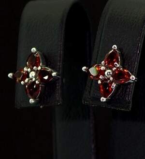 Серебряные серьги 925 пробы 2,7 г с чеськими Гранатами 1,6 карат Серебряные серьги 925 пробы 2,7 г с чеськими Гранатами 1,6 карат