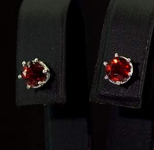 Серебряные серьги 925 пробы 2,08 г с чеськими Гранатами 1,06 карат Серебряные серьги 925 пробы 2,08 г с чеськими Гранатами 1,06 карат