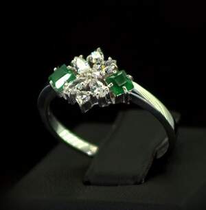 Серебряное кольцо 925 пробы 2,26 г с зелеными Агатами и фианитами 0,8 карат Серебряное кольцо 925 пробы 2,26 г с зелеными Агатами и фианитами 0,8 карат