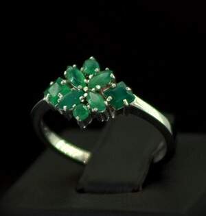 Серебряное кольцо 925 пробы 2,23 г с зелеными Агатами 0,7 карат Серебряное кольцо 925 пробы 2,23 г с зелеными Агатами 0,7 карат