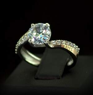 Серебряное кольцо 925 пробы с позолотой 375 пробы 3,24 г с белыми Фианитами 3,95 карат Серебряное кольцо 925 пробы с позолотой 375 пробы 3,24 г с белыми Фианитами 3,95 карат