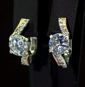 Серебряные серьги 925 пробы с позолотой 375 пробы 6,04 г с белыми Фианитами 7,5 карат Серебряные серьги 925 пробы с позолотой 375 пробы 6,04 г с белыми Фианитами 7,5 карат