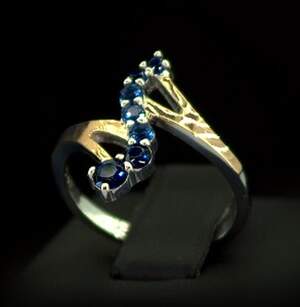 Серебряное кольцо 925 пробы с позолотой 375 пробы 2,67 г с синими Фианитами 1 карат Серебряное кольцо 925 пробы с позолотой 375 пробы 2,67 г с синими Фианитами 1 карат