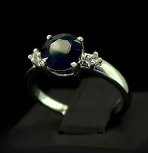 Серебряное кольцо 925 пробы 3,01 г со шри-ланкийским Сапфіром класса АААА и цирконами 2,12 карат Серебряное кольцо 925 пробы 3,01 г со шри-ланкийским Сапфіром класса АААА и цирконами 2,12 карат
