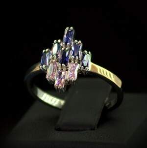 Серебряное кольцо 925 пробы с позолотой 375 пробы 2,99 г с фиолетовыми та розовыми Фианитами 1,8 карат