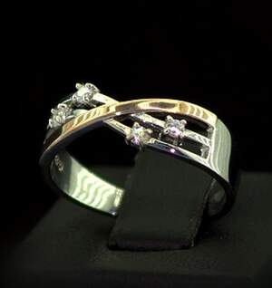 Серебряное кольцо 925 пробы с позолотой 375 пробы 2,72 г с белыми Фианитами 0,25 карат
