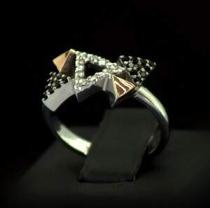 Серебряное кольцо 925 пробы с позолотой 375 пробы 3,38 г с черными та белыми Фианитами 0,6 карат