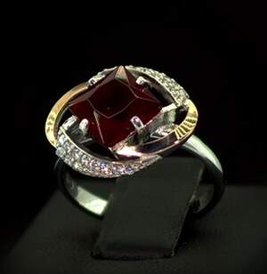 Серебряное кольцо 925 пробы с позолотой 375 пробы 3,6 г с красным та белыми Фианитами 3,15 карат