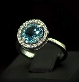 Серебряное кольцо 925 пробы с позолотой 375 пробы 3,21 г с голубым та белыми Фианитами 3,95 карат