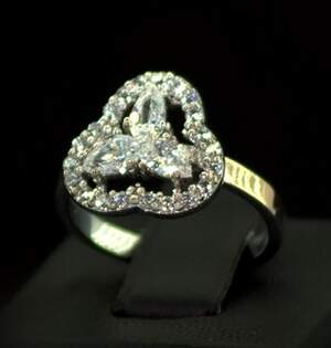 Серебряное кольцо 925 пробы с позолотой 375 пробы 2,82 г с белыми Фианитами 1,55 карат