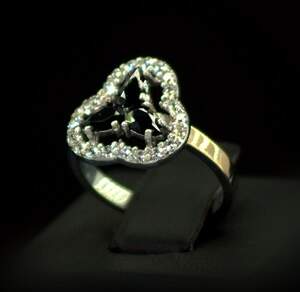 Серебряное кольцо 925 пробы с позолотой 375 пробы 2,81 г с черными та белыми Фианитами 1,55 карат