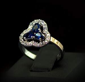 Серебряное кольцо 925 пробы с позолотой 375 пробы 2,75 г с синими та белыми Фианитами 1,55 карат