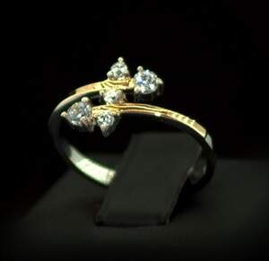 Серебряное кольцо 925 пробы с позолотой 375 пробы 1,96 г с белыми Фианитами 0,55 карат