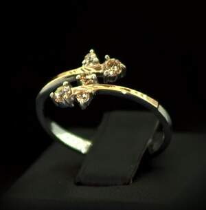 Серебряное кольцо 925 пробы с позолотой 375 пробы 1,98 г с желтыми Фианитами 0,55 карат