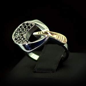 Серебряное кольцо 925 пробы с позолотой 375 пробы 4,09 г с черными Фианитами 0,5 карат