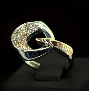 Серебряное кольцо 925 пробы с позолотой 375 пробы 4,02 г с желтыми Фианитами 0,5 карат