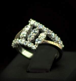 Серебряное кольцо 925 пробы с позолотой 375 пробы 3 г с белыми Фианитами 1,5 карат