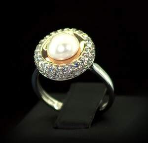 Серебряное кольцо 925 пробы с позолотой 375 пробы 4,15 г с Перлиною и белыми фианитами 4,85 карат