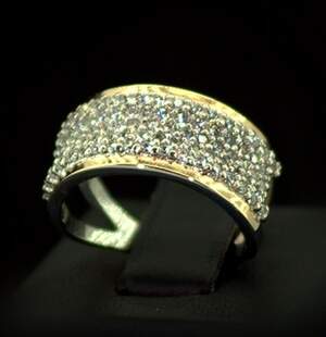 Серебряное кольцо 925 пробы с позолотой 375 пробы 4,26 г с белыми Фианитами 1,6 карат