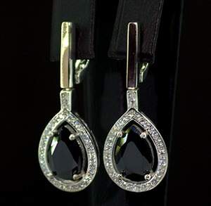 Серебряные серьги 925 пробы с позолотой 375 пробы 9,5 г с черными та белыми Фианитами 10,75 карат Серебряные серьги 925 пробы с позолотой 375 пробы 9,5 г с черными та белыми Фианитами 10,75 карат