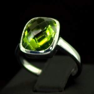 Серебряное кольцо 925 пробы 4,24 г с египетским Хризолітом 6,11 карат Серебряное кольцо 925 пробы 4,24 г с египетским Хризолітом 6,11 карат