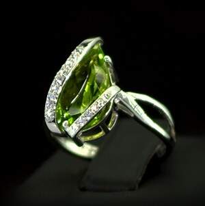 Серебряное кольцо 925 пробы 3,51 г с египетским Хризолітом и цирконами 4,93 карат Серебряное кольцо 925 пробы 3,51 г с египетским Хризолітом и цирконами 4,93 карат