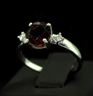 Серебряное кольцо 925 пробы 2,81 г с мозамбикским Гранатом и цирконами 2,57 карат Серебряное кольцо 925 пробы 2,81 г с мозамбикским Гранатом и цирконами 2,57 карат