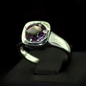Серебряное кольцо 925 пробы 3,98 г с индийским Олександритом 2,54 карат Серебряное кольцо 925 пробы 3,98 г с индийским Олександритом 2,54 карат