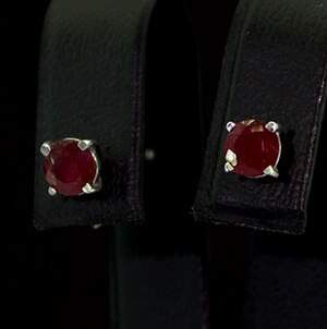 Серебряные серьги 925 пробы 1,35 г с африканскими Роял Рубінами 1,22 карат Серебряные серьги 925 пробы 1,35 г с африканскими Роял Рубінами 1,22 карат
