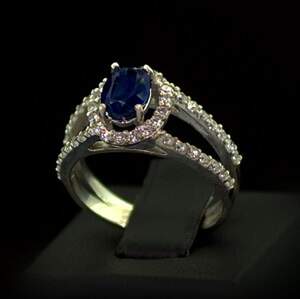 Серебряное кольцо 925 пробы 4,37 з индийским Кіанітом и фианитами 2,95 карат Серебряное кольцо 925 пробы 4,37 з индийским Кіанітом и фианитами 2,95 карат