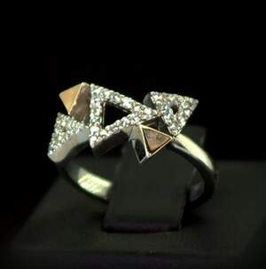 Серебряное кольцо 925 пробы с позолотой 375 пробы 3,65 г с белыми Фианитами 0,6 карат Серебряное кольцо 925 пробы с позолотой 375 пробы 3,65 г с белыми Фианитами 0,6 карат