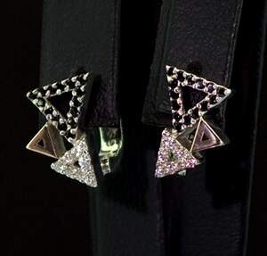 Серебряные серьги 925 пробы с позолотой 375 пробы 4,24 г с черными та белыми Фианитами 0,85 карат Серебряные серьги 925 пробы с позолотой 375 пробы 4,24 г с черными та белыми Фианитами 0,85 карат