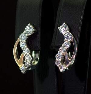Серебряные серьги 925 пробы с позолотой 375 пробы 3,78 г с белыми Фианитами 2 карат Серебряные серьги 925 пробы с позолотой 375 пробы 3,78 г с белыми Фианитами 2 карат