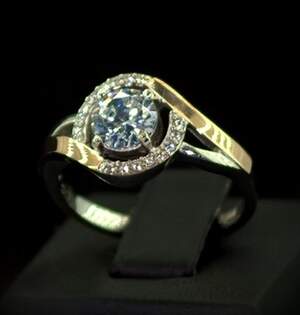 Серебряное кольцо 925 пробы с позолотой 375 пробы 4,34 г с белыми Фианитами 2,4 карат Серебряное кольцо 925 пробы с позолотой 375 пробы 4,34 г с белыми Фианитами 2,4 карат