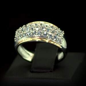 Серебряное кольцо 925 пробы с позолотой 375 пробы 4,11 г с белыми Фианитами 1,75 карат