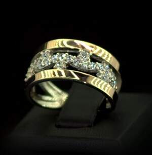 Серебряное кольцо 925 пробы с позолотой 375 пробы 4,47 г с белыми Фианитами 1,25 карат