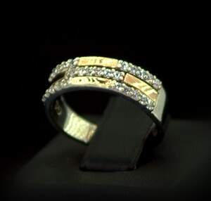 Серебряное кольцо 925 пробы с позолотой 375 пробы 3,13 г с белыми Фианитами 0,45 карат