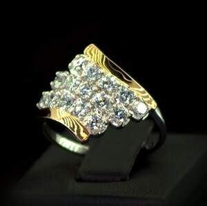 Серебряное кольцо 925 пробы с позолотой 375 пробы 4,38 г с белыми Фианитами 2,95 карат Серебряное кольцо 925 пробы с позолотой 375 пробы 4,38 г с белыми Фианитами 2,95 карат