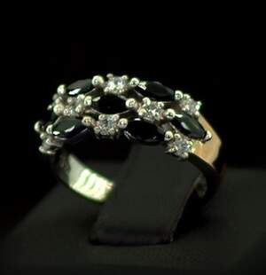 Серебряное кольцо 925 пробы с позолотой 375 пробы 3,15 г с черными та белыми Фианитами 2,25 карат