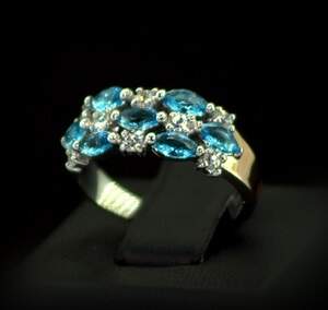 Серебряное кольцо 925 пробы с позолотой 375 пробы 3,03 г с голубыми та белыми Фианитами 2,25 карат