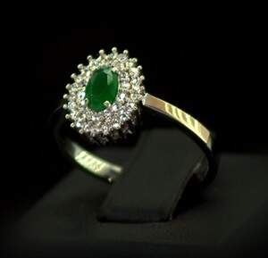 Серебряное кольцо 925 пробы с позолотой 375 пробы 2,6 г с зеленым та белыми Фианитами 2,55 карат