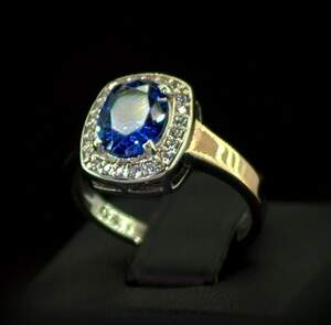 Серебряное кольцо 925 пробы с позолотой 375 пробы 3,59 г с синим та белыми Фианитами 3,35 карат