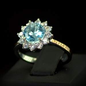 Серебряное кольцо 925 пробы с позолотой 375 пробы 4,5 г с голубым та белыми Фианитами 5 карат